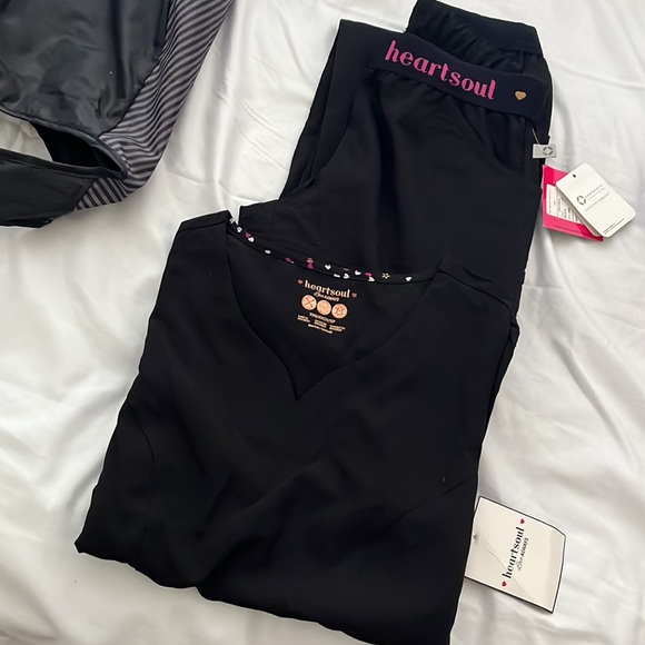 5 sets of scrubs - Picture 3 of 6